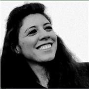 Sono una regista e autrice professionista e ti accompagnerò passo dopo passo in un percorso personalizzato dedicato alla regia.
